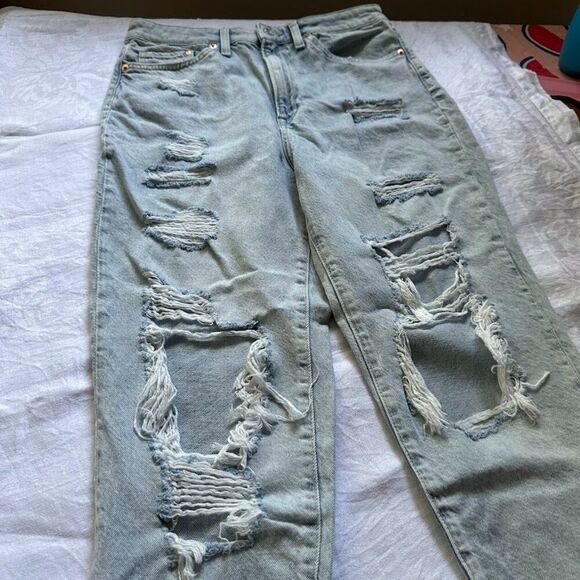 H&M &Denim High Waist Distressed Mom Jeans Light Blue Ripped Knees | Sz 8 Cotton - Picture 1 of 12